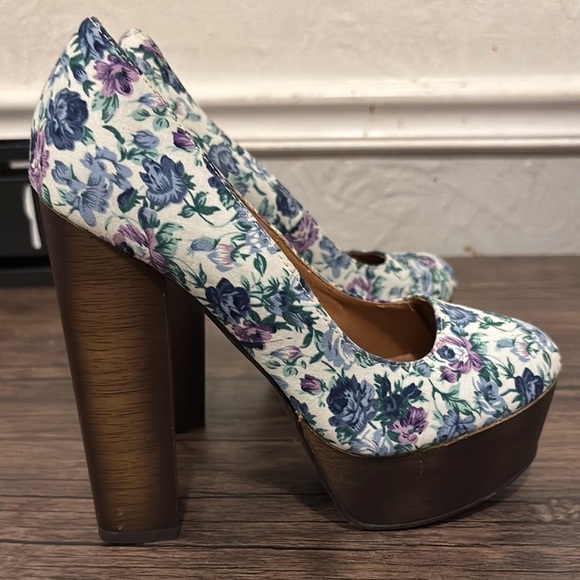 Yoki Floral Print Women's Heels - Picture 3 of 4